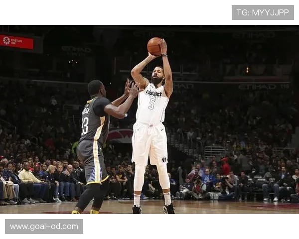 乔·约翰逊无球跑动增加投篮空间显著提升球队进攻效率